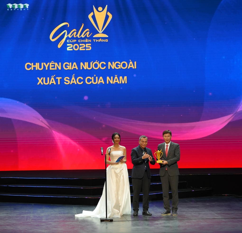 HLV Kim Sang Sik, Đình Bắc được vinh danh ở Cúp Chiến thắng - 2