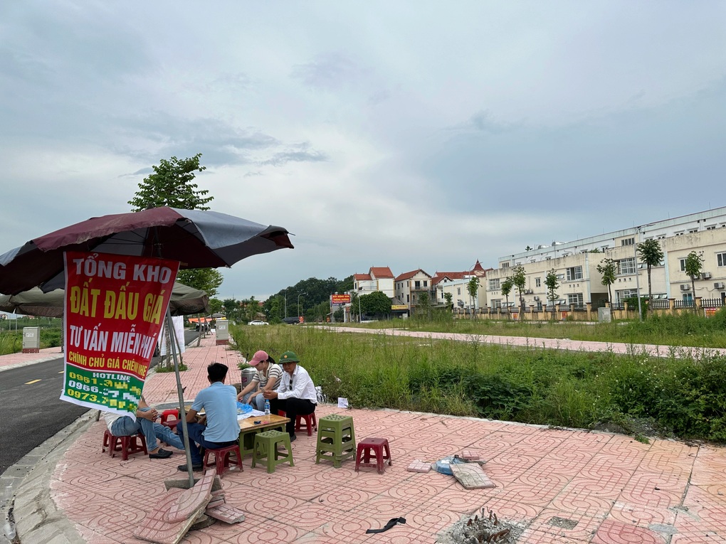 Huyện Hoài Đức tạm dừng đấu giá 52 thửa đất, trả lại tiền cọc | Báo Dân trí