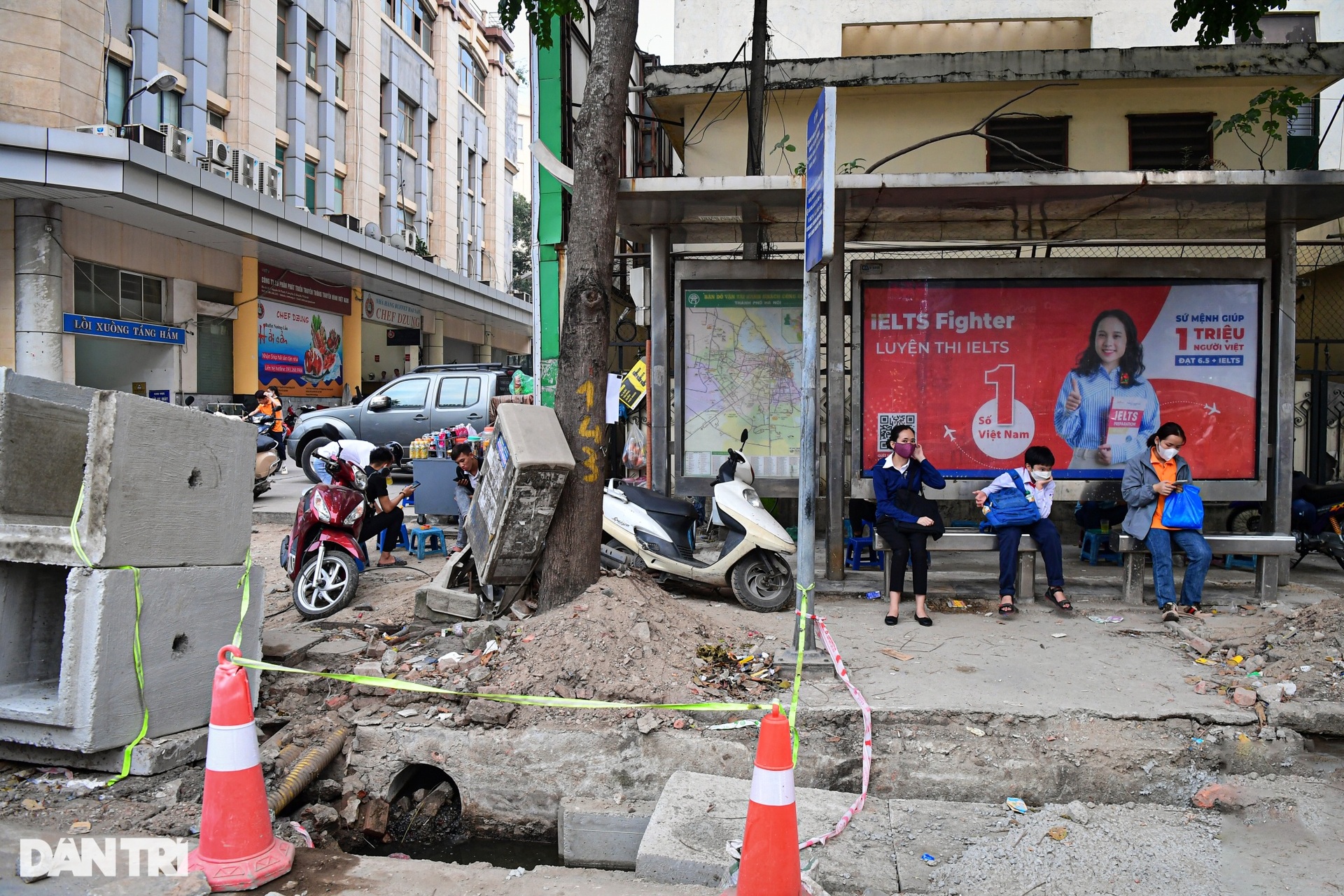 Người dân khổ sở vì vỉa hè đường đẹp nhất Việt Nam bị đào bới dở dang - 9 Người dân khổ sở vì vỉa hè đường đẹp nhất Việt Nam bị đào bới dở dang - 9