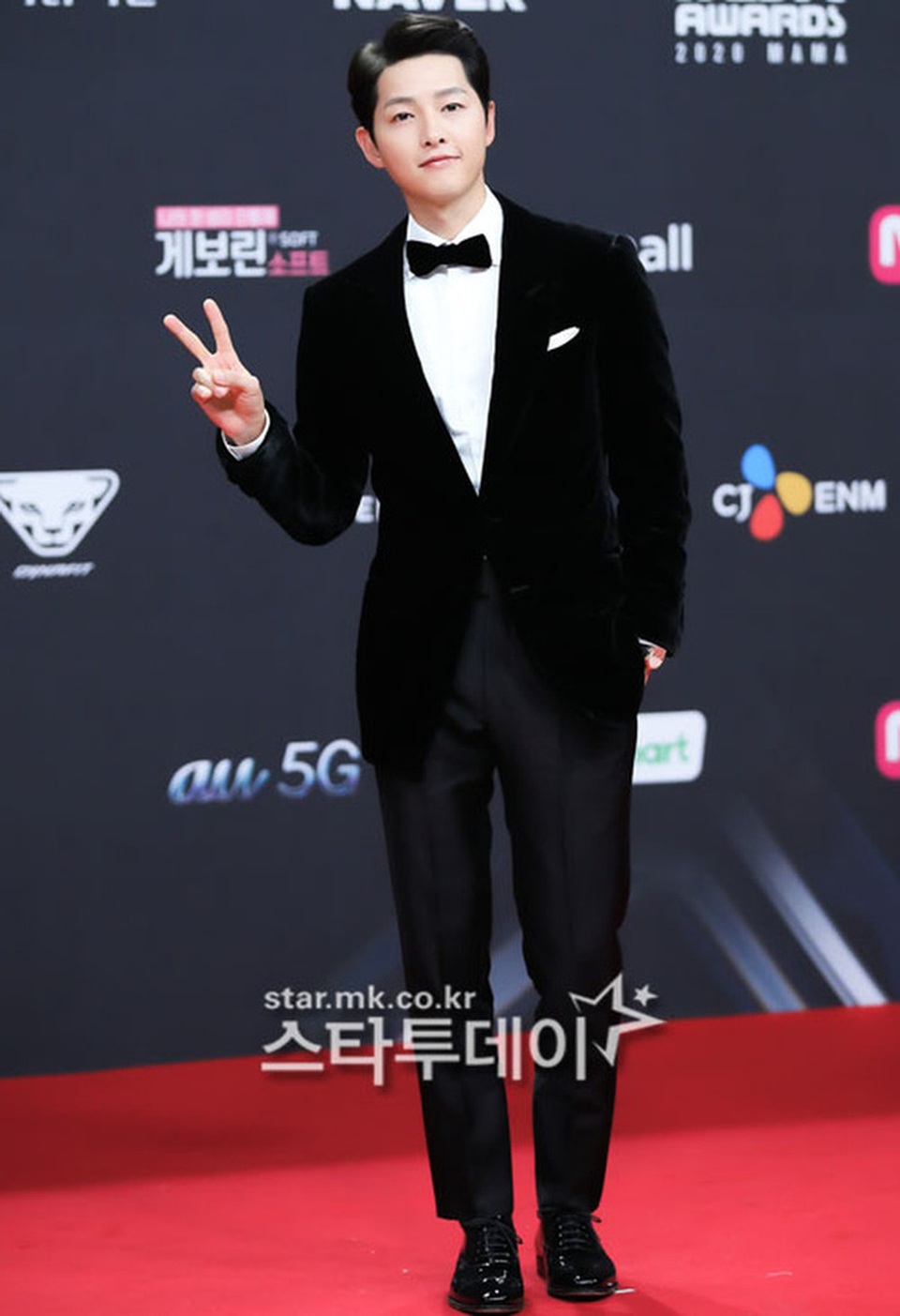 Song Joong Ki tái xuất phong độ, điển trai hơn 1 năm sau khi ly hôn - 3 Song Joong Ki tái xuất phong độ, điển trai hơn 1 năm sau khi ly hôn - 3