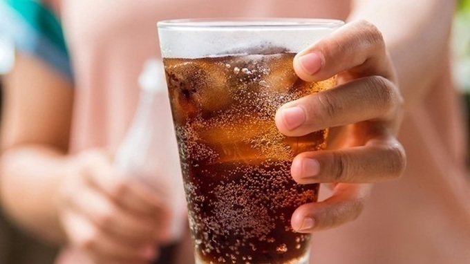 Uống trà, cà phê, nước tăng lực hoặc nhai kẹo cao su không phải là cách khiến chúng ta tỉnh táo hơn. Ảnh minh họa