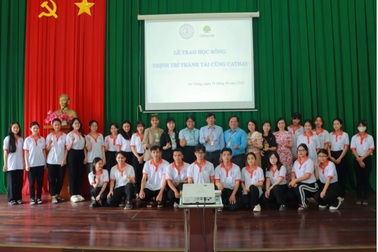 Cathay Life Việt Nam trao học bổng cho sinh viên tại khu vực Cần Thơ