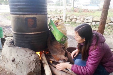 Cô giáo trường làng tâm huyết với dạy học và nghề dầu tràm truyền thống