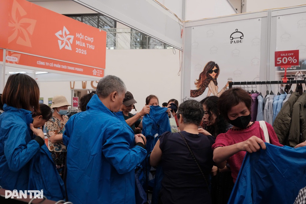 Pameran Musim Luruh: Pelanggan memburu produk diskaun 70%, perniagaan menang besar - 2 Hội chợ Mùa Thu: Khách săn hàng giảm giá 70%, doanh nghiệp trúng lớn - 2