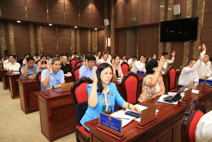 Đại biểu HĐND TP. Hà Nội biểu quyết thông qua Nghị quyết về phòng cháy, chữa cháy. Ảnh: VGP/Gia Huy