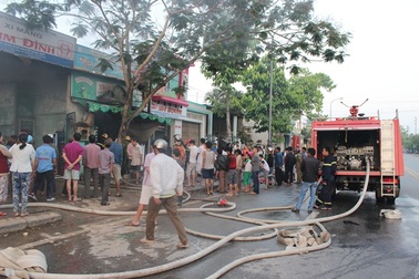 Tiệm tạp hóa bị lửa thiêu rụi lúc rạng sáng 