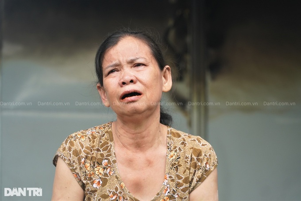 Người phụ nữ trời đày trước căn nhà, di ảnh chồng bị sét đánh cháy đen - 5 Người phụ nữ trời đày trước căn nhà, di ảnh chồng bị sét đánh cháy đen - 5