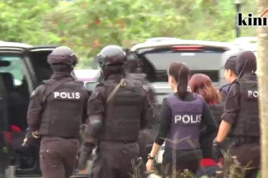 Đoàn Thị Hương mặc áo chống đạn khi rời tòa