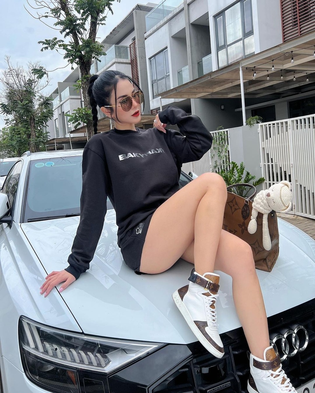 Diệp Lâm Anh thích diện váy áo gợi cảm, đeo túi Chanel trăm triệu đồng - 9 Diệp Lâm Anh thích diện váy áo gợi cảm, đeo túi Chanel trăm triệu đồng - 9