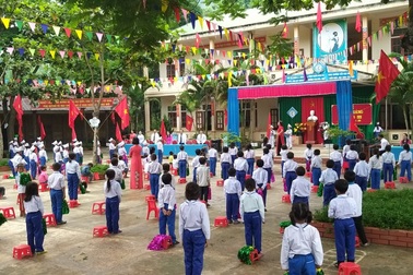 Không khí khai giảng khắp xứ Nghệ: Miền xuôi mưa, biên giới nắng ráo