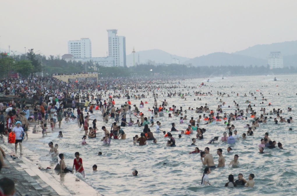 Ô tô nhích từng mét, biển Cửa Lò đông nghịt ngày đầu nghỉ lễ - 2 Ô tô nhích từng mét, biển Cửa Lò đông nghịt ngày đầu nghỉ lễ - 2