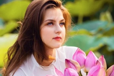 Những cô gái ngoại quốc "đốn tim" người nhìn vì đẹp như nữ thần bên sen