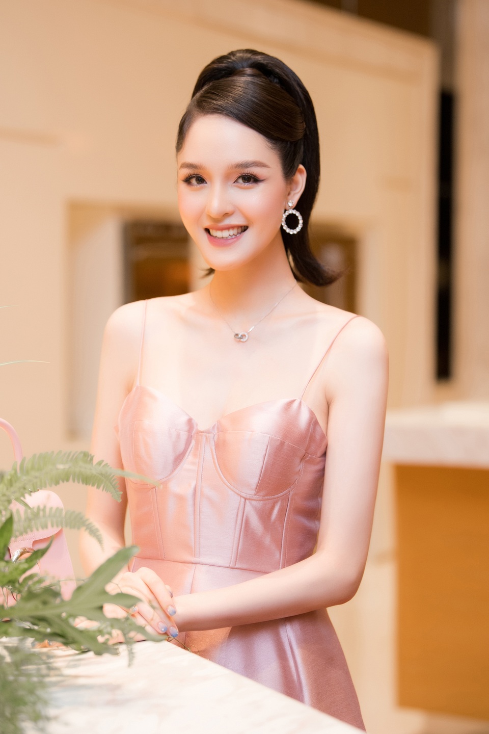 Ngẩn ngơ nhan sắc Á hậu Hoàng Anh sau khi sinh con thứ 2 - 7 Ngẩn ngơ nhan sắc Á hậu Hoàng Anh sau khi sinh con thứ 2 - 7