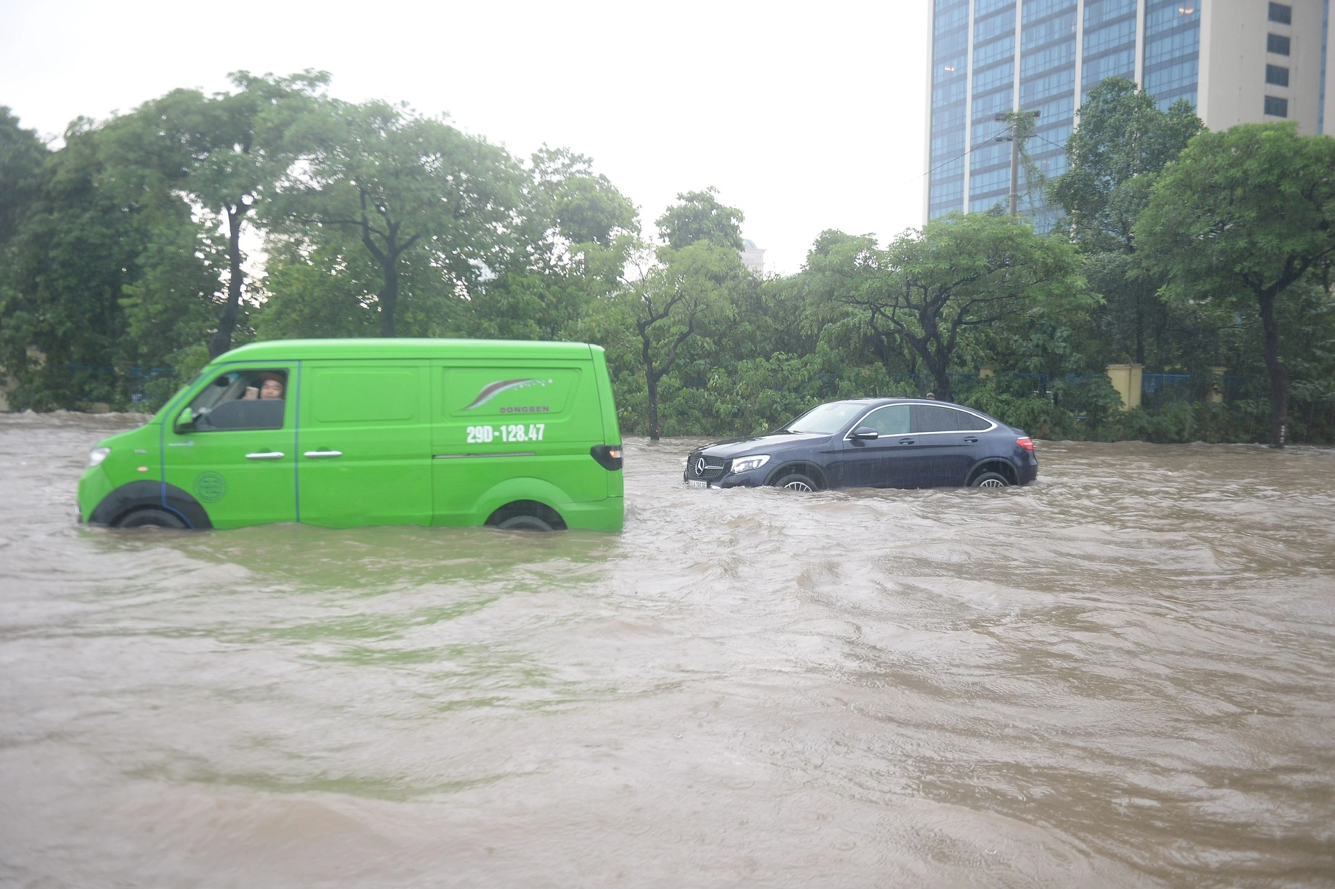 Hàng loạt xe sang bơi trong biển nước ngập ở Hà Nội - 10 Hàng loạt xe sang bơi trong biển nước ngập ở Hà Nội - 10