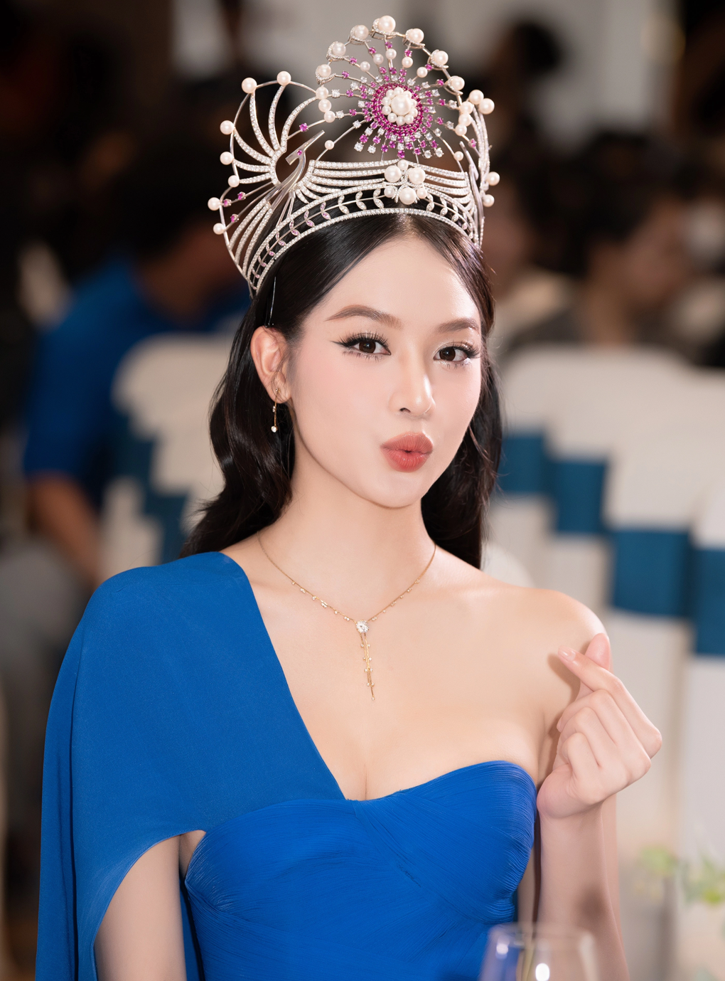 Hoa hậu Thanh Thủy khoe eo thon, chân dài khi diện đầm cắt xẻ táo bạo - 4