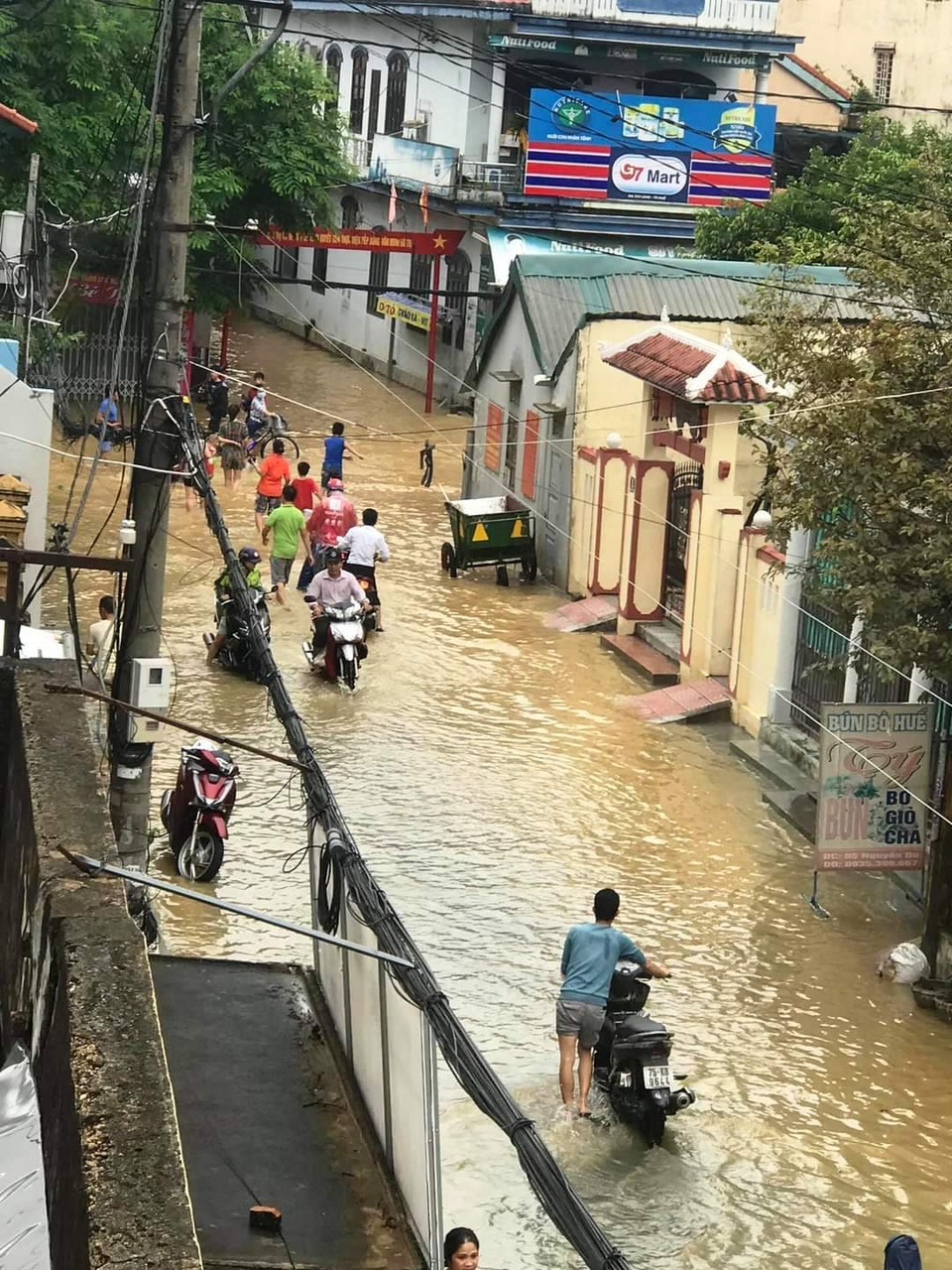 Thủy điện tiếp tục xả nước, Huế sẽ đón lũ lớn trong đêm - 13 Thủy điện tiếp tục xả nước, Huế sẽ đón lũ lớn trong đêm - 13