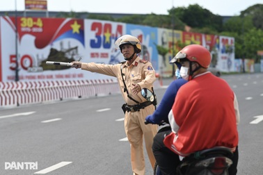 Chạy vào đường cấm trước nhà ga T3, nhiều tài xế bị CSGT TPHCM nhắc nhở