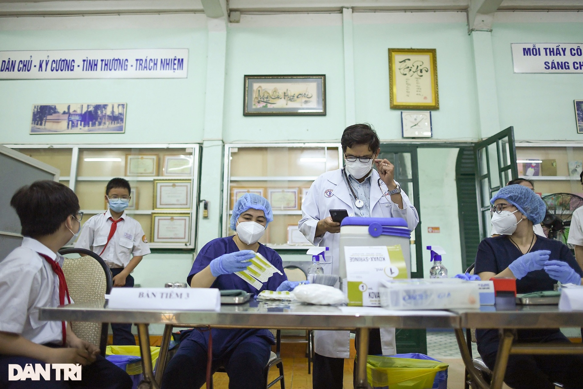 Ngày đầu TPHCM tiêm vaccine ngừa Covid-19 cho trẻ dưới 12 tuổi - 1