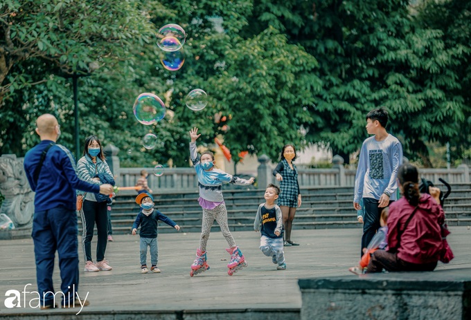 Hồ Hoàn Kiếm ngày cuối tuần bình yên, cuộc sống chậm lại khiến cho nhiều người chợt nhận ra nơi đây có nhiều thứ đẹp mà ngày thường chẳng hề hay biết - Ảnh 5.