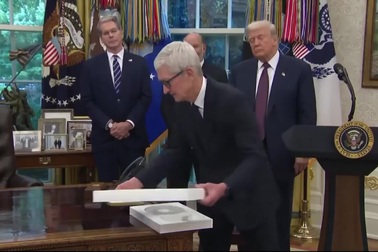 CEO Tim Cook tặng món quà đặc biệt cho Tổng thống Donald Trump