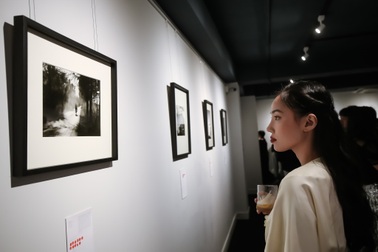 Giới trẻ TPHCM thích thú với triển lãm ảnh tại "chốn mật thất"