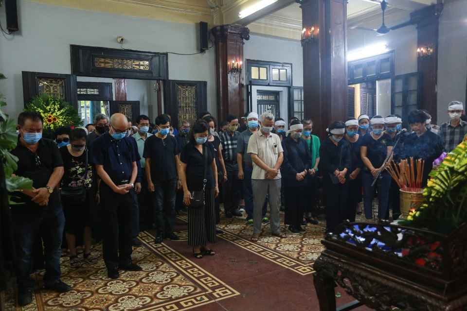 Người thân, đồng nghiệp nghẹn ngào tiễn biệt NSND Trần Phương - 19 Người thân, đồng nghiệp nghẹn ngào tiễn biệt NSND Trần Phương - 19