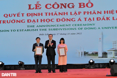 Thứ trưởng Bộ GD&ĐT trao quyết định thành lập phân hiệu ĐH Đông Á ở Đắk Lắk