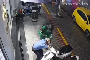 Tên cướp tấn công bảo vệ trước khi cướp tiệm vàng