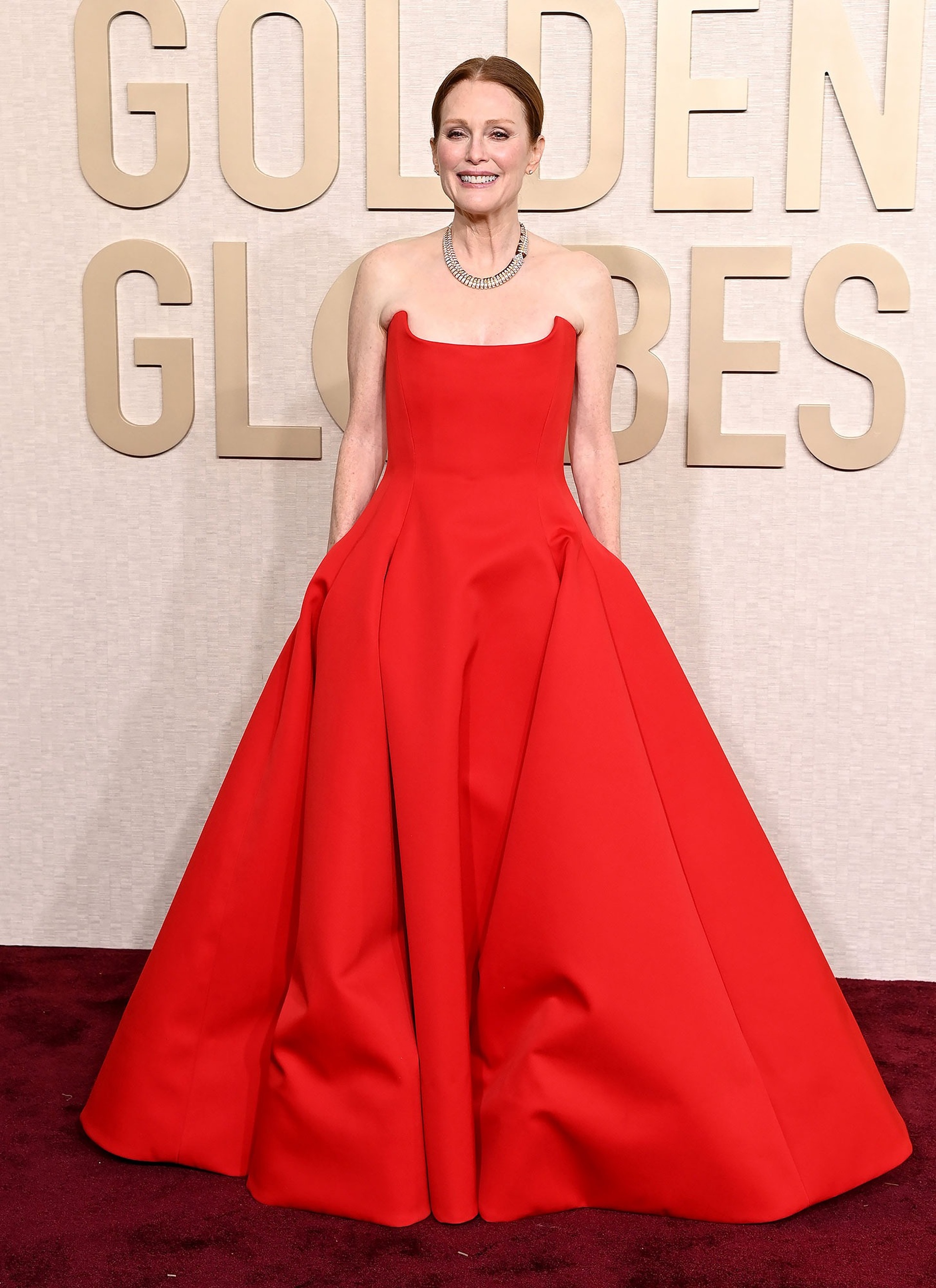 Taylor Swift khoe vai trần gợi cảm trên thảm đỏ Quả Cầu Vàng 2024 - 5 Taylor Swift khoe vai trần gợi cảm trên thảm đỏ Quả Cầu Vàng 2024 - 5