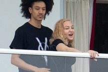 Madonna giành được thiện cảm của bố mẹ bạn trai kém tuổi