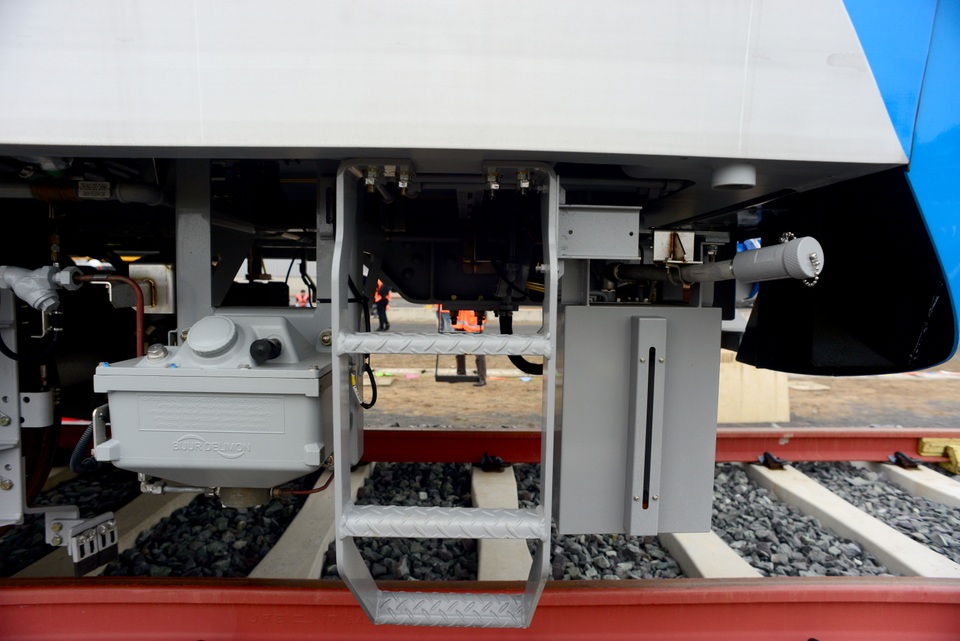 Lắp đặt toa tàu metro số 1 copy.jpg Lắp đặt toa tàu metro số 1 copy.jpg