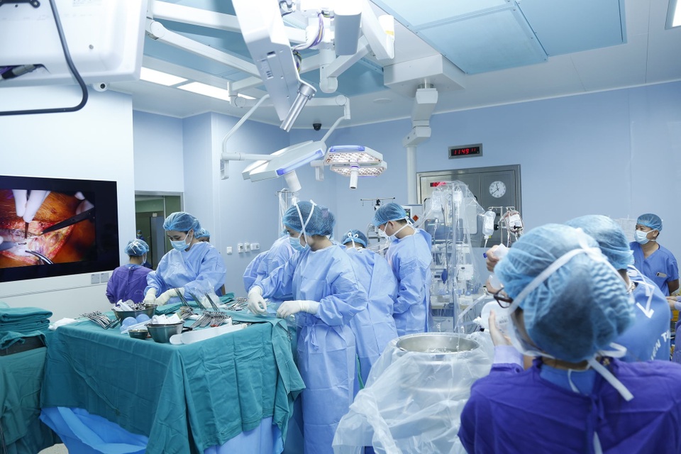 Gan bị suy nặng, bé trai 13 tuổi được sống nhờ phần gan hiến của người bố - 2 Gan bị suy nặng, bé trai 13 tuổi được sống nhờ phần gan hiến của người bố - 2
