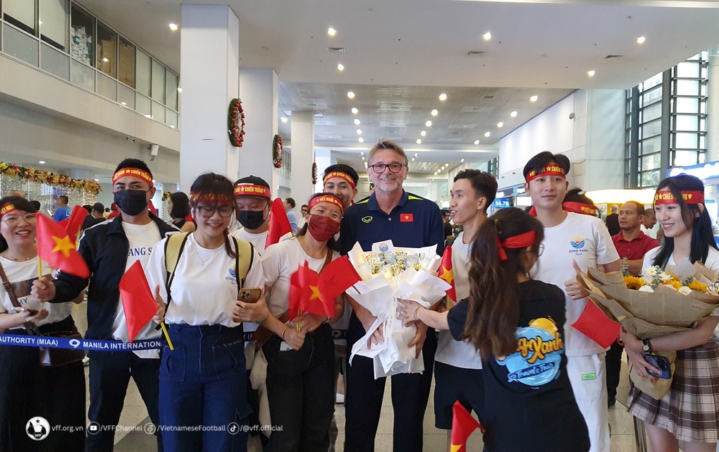 Tuyển Việt Nam đến Philippines, bất ngờ vì được cổ động viên chào đón - 1 Tuyển Việt Nam đến Philippines, bất ngờ vì được cổ động viên chào đón - 1