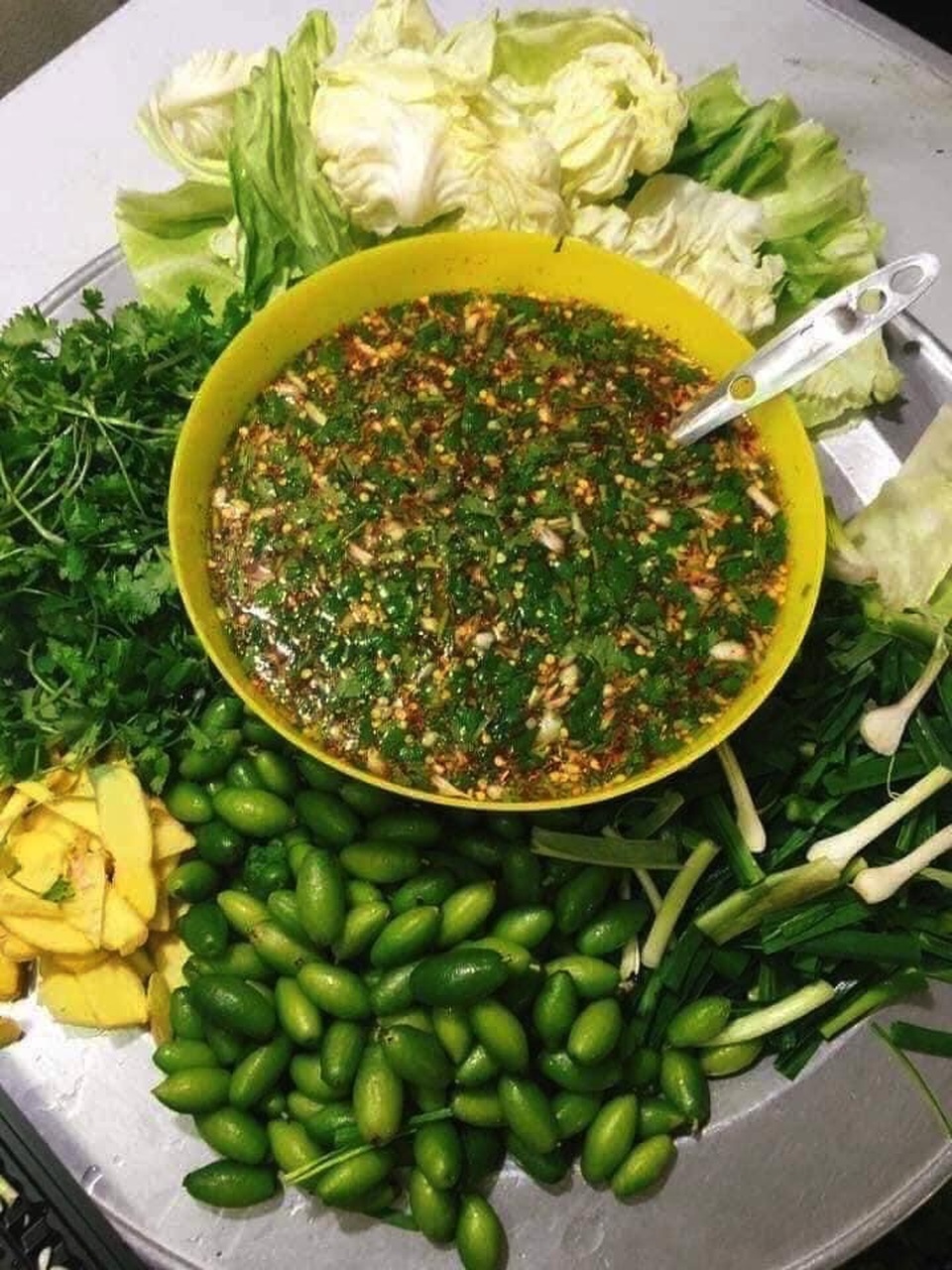 Đẩy xe nhót xanh bán dọc đường, tiểu thương kiếm tiền triệu mỗi ngày - 3 Đẩy xe nhót xanh bán dọc đường, tiểu thương kiếm tiền triệu mỗi ngày - 3