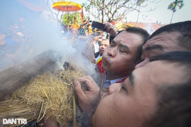 Cả làng chung tay giã gạo, thổi lửa thi nấu cơm giữa sân đình ở Hà Nội