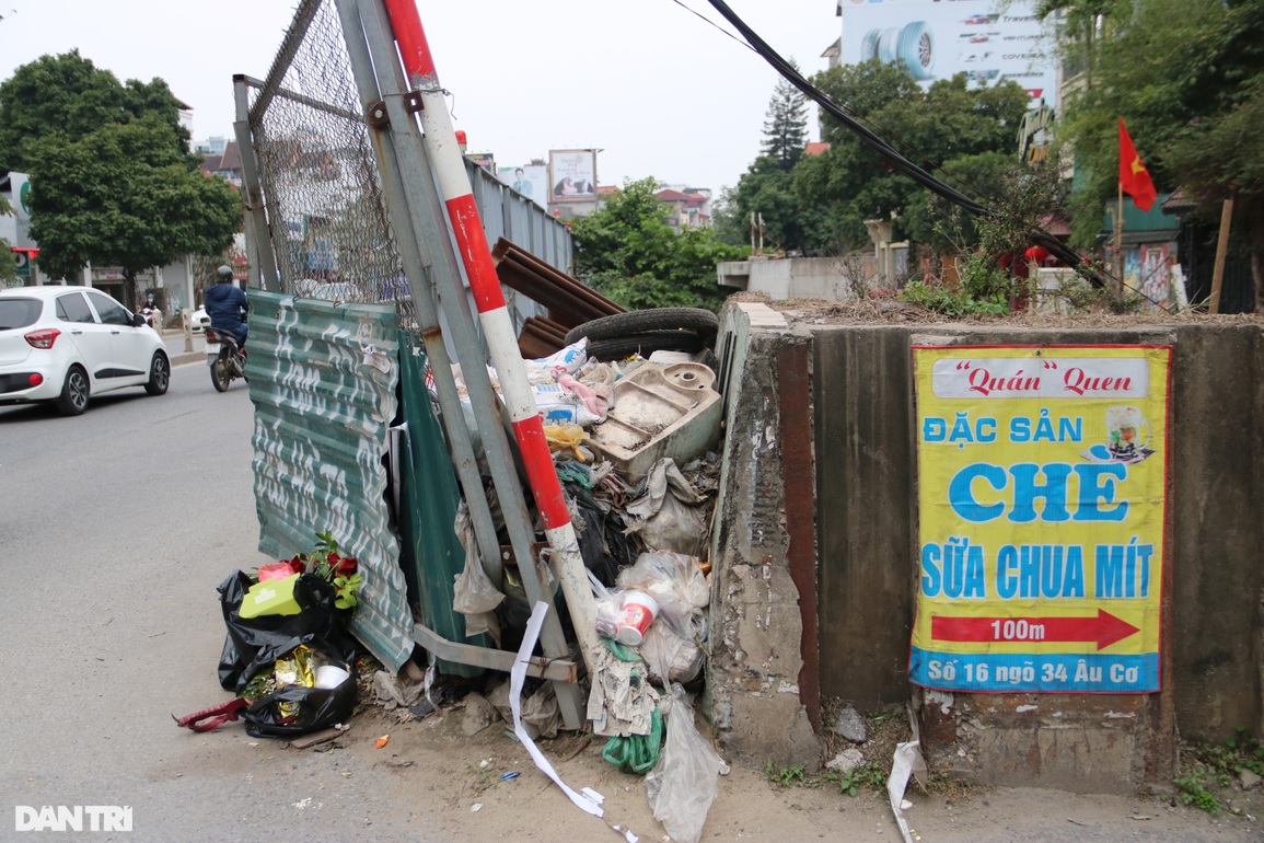 Rác thải ngập ngụa, bốt điện vênh váo trên con đường giữa Thủ đô - 7 Rác thải ngập ngụa, bốt điện vênh váo trên con đường giữa Thủ đô - 7