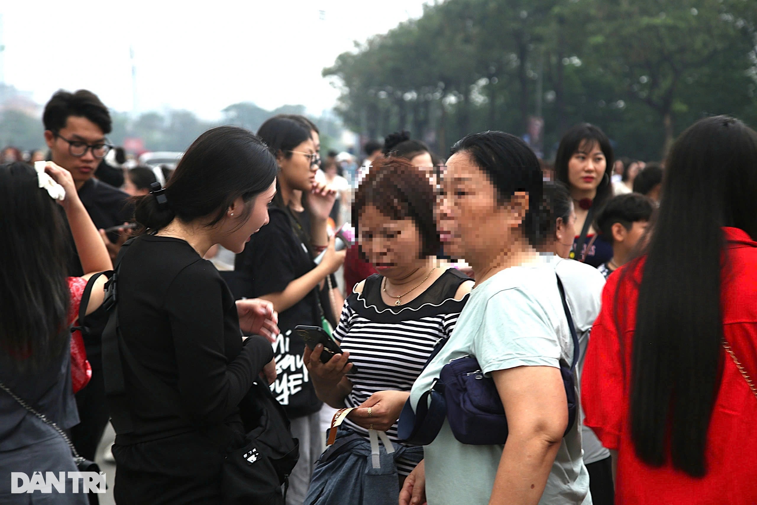 Phe vé hoạt động rầm rộ trước đêm nhạc Anh trai say hi ở Hà Nội - 1
