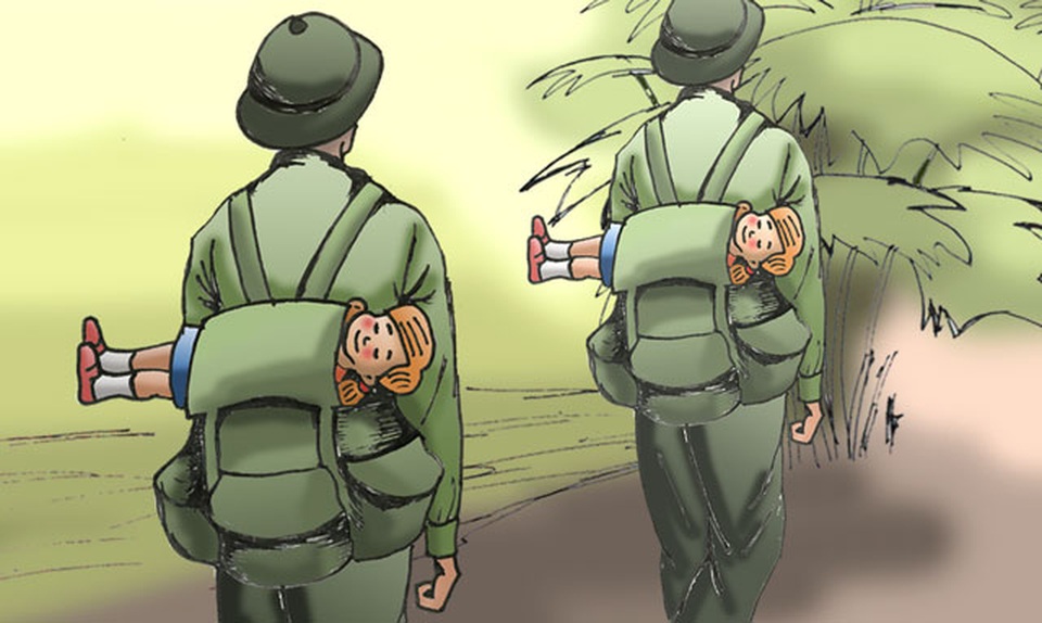 Cô búp bê có hàng mi chớp chớp trên ba lô người lính - 1 Cô búp bê có hàng mi chớp chớp trên ba lô người lính - 1