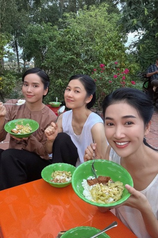 "Nữ hoàng phim xưa" Quỳnh Lam hạnh phúc bên bạn trai cao 1,8m kém 9 tuổi - 6 "Nữ hoàng phim xưa" Quỳnh Lam hạnh phúc bên bạn trai cao 1,8m kém 9 tuổi - 6