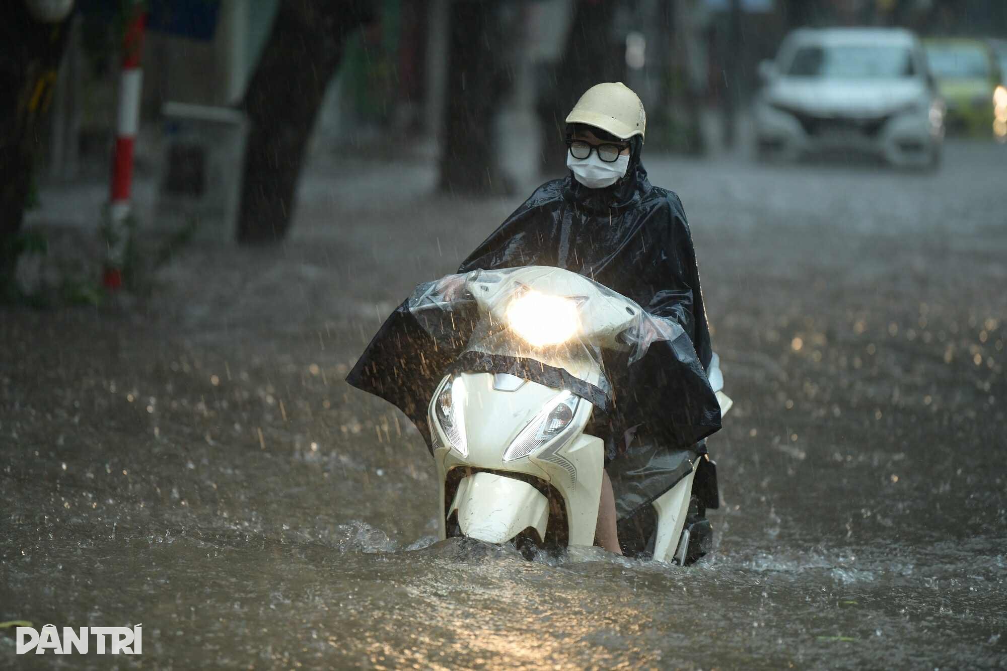 Hà Nội có thể mưa lớn hết đêm, vùng rốn lũ nước lên nhanh từng giờ - 1
