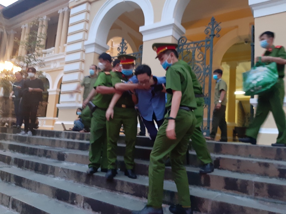 Nguyên Phó Chánh án la hét kêu oan, nguyên giảng viên ngất xỉu tại tòa - 3 Nguyên Phó Chánh án la hét kêu oan, nguyên giảng viên ngất xỉu tại tòa - 3