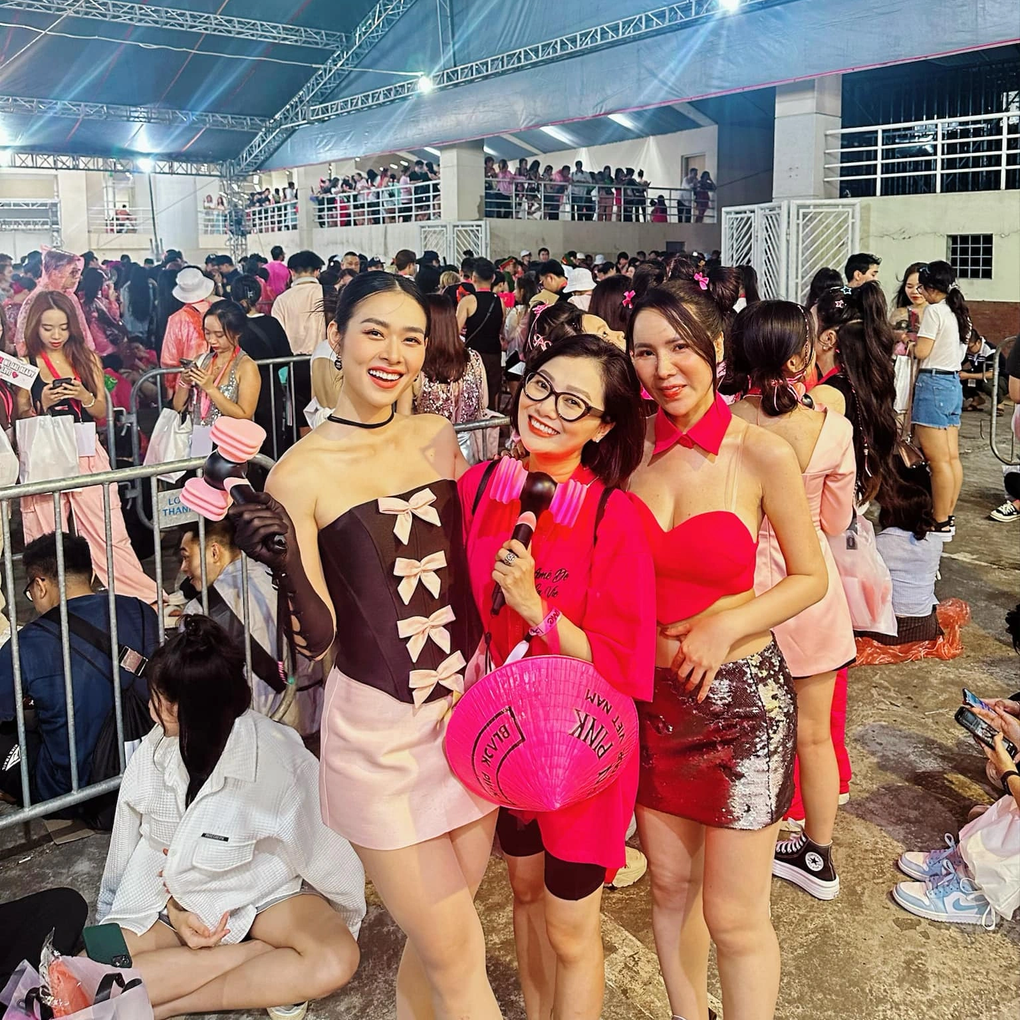 Loạt khoảnh khắc đội mưa đi xem Blackpink đáng nhớ của sao Việt - 7 Loạt khoảnh khắc đội mưa đi xem Blackpink đáng nhớ của sao Việt - 7