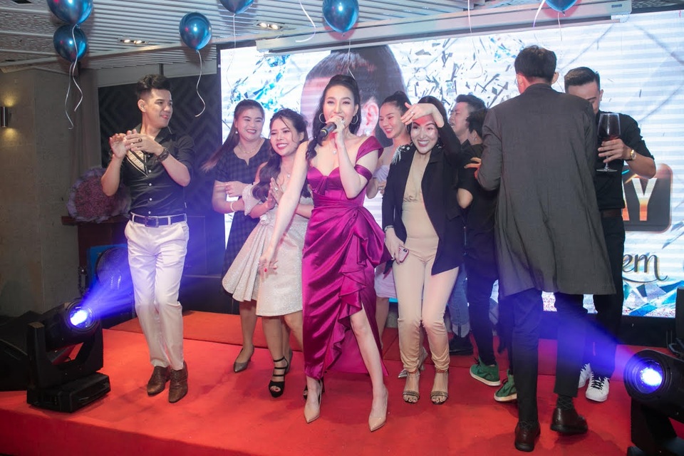 Á hậu Đoàn Thanh Tuyền nhận hàng trăm bó hoa và quà dịp sinh nhật - 6 Á hậu Đoàn Thanh Tuyền nhận hàng trăm bó hoa và quà dịp sinh nhật - 6