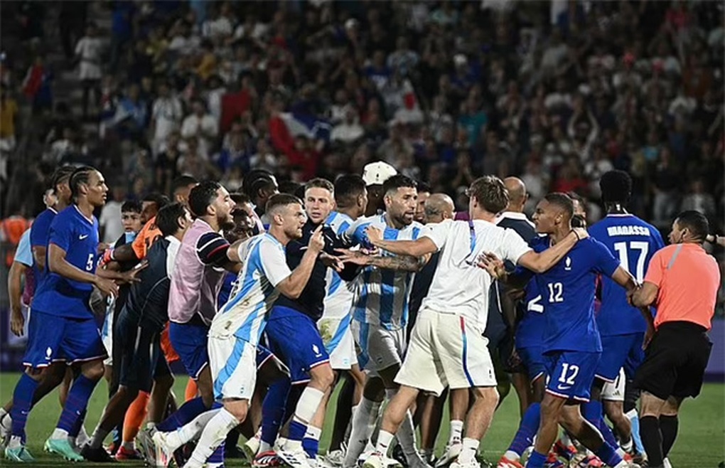 Cầu thủ Pháp và Argentina lao vào đấm đá, tạo nên cảnh tượng hỗn loạn - 1 Cầu thủ Pháp và Argentina lao vào đấm đá, tạo nên cảnh tượng hỗn loạn - 1