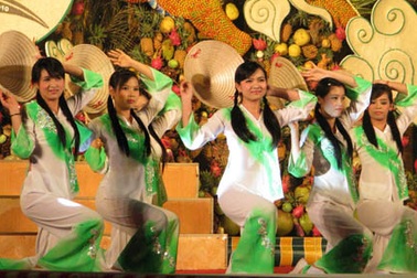 HS, SV Tiền Giang hát mừng Festival Trái cây Việt Nam