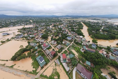 Cảnh làng mạc, đồng ruộng bị ngập lụt giữa mùa hè