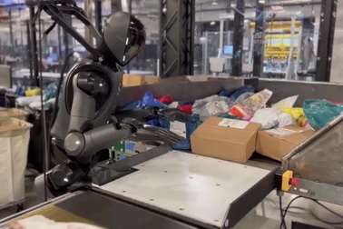 Robot hình người làm công việc nhẹ nhàng trong nhà máy