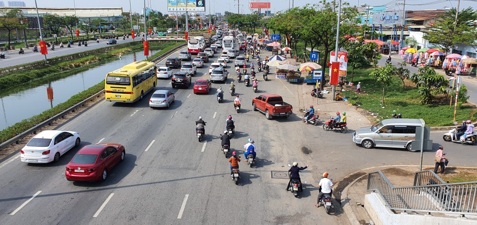 Đường về miền Tây kẹt cứng ngày đầu nghỉ lễ - 13 Đường về miền Tây kẹt cứng ngày đầu nghỉ lễ - 13