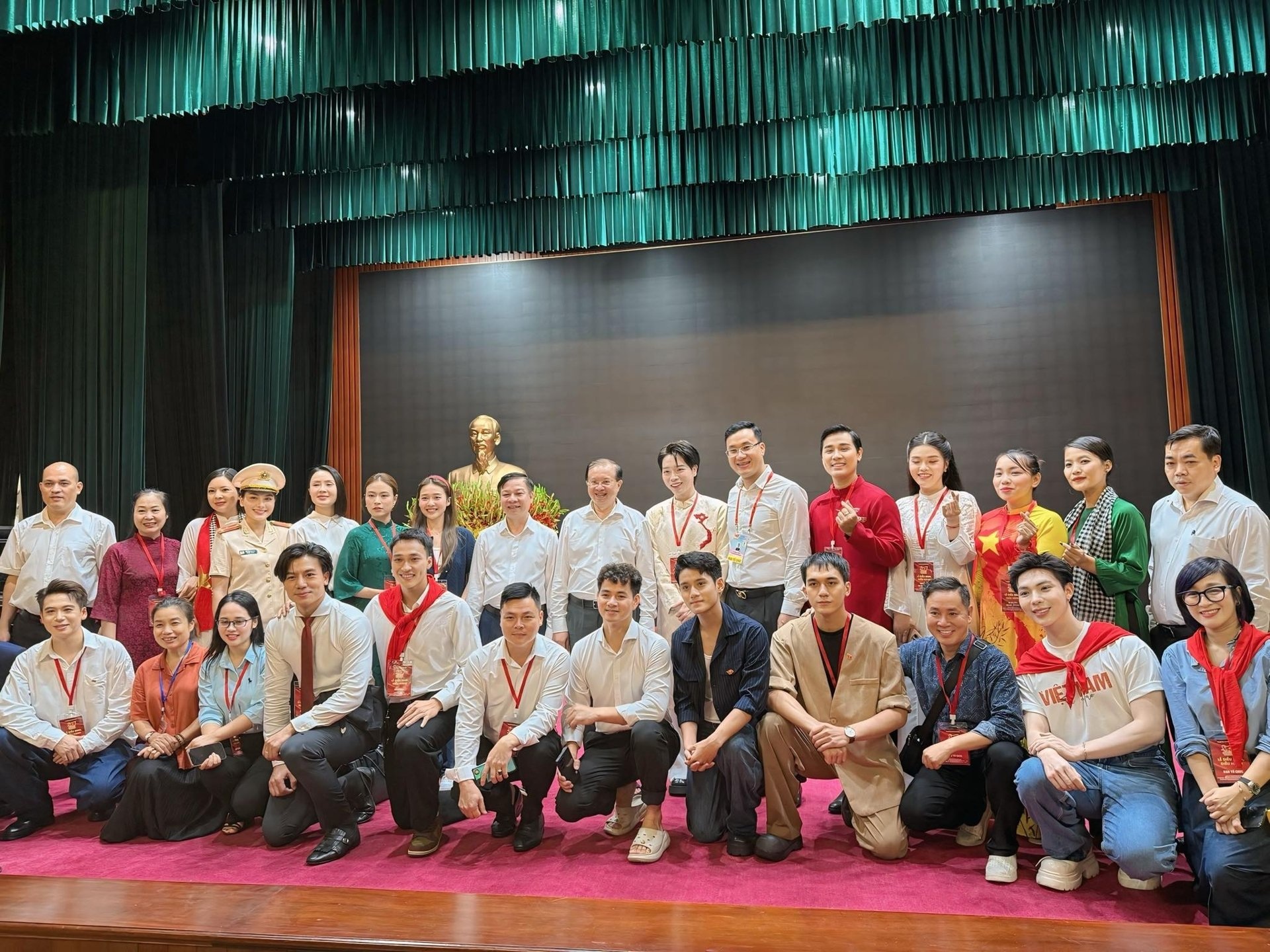 Cục trưởng Xuân Bắc, Đen Vâu cùng dàn nghệ sĩ thăm Nhà sàn Bác Hồ - 17