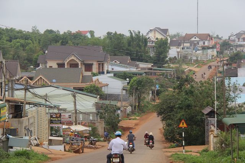 Nông sản mất giá, nợ nần chồng chất, nhiều người bán nhà bỏ xứ - 4 Nông sản mất giá, nợ nần chồng chất, nhiều người bán nhà bỏ xứ - 4